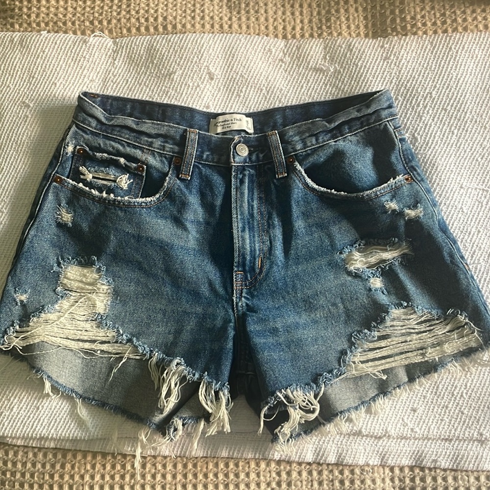 Abercrombie curve love mid rise boyfriend short, size 6/28